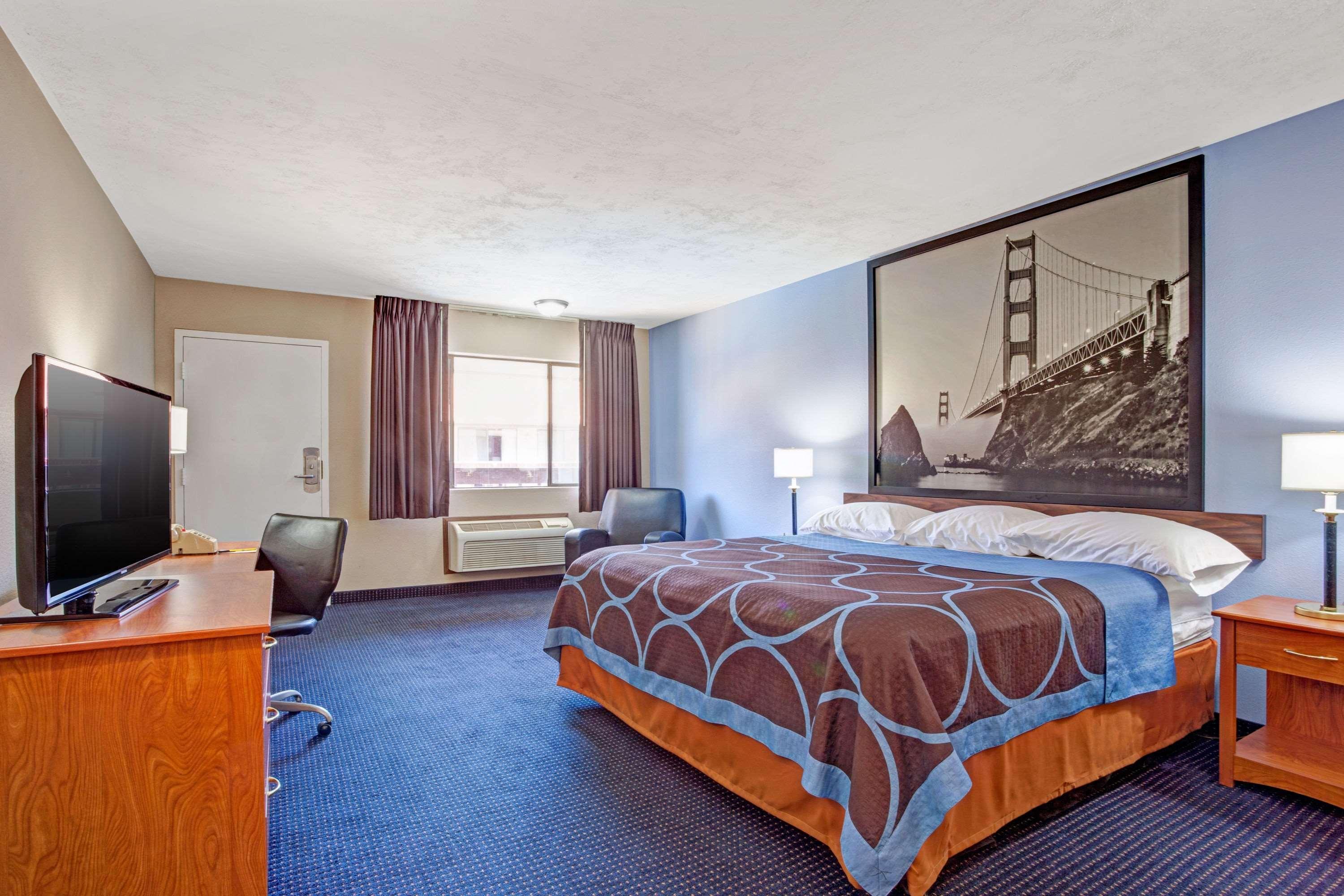 Super 8 By Wyndham Motel